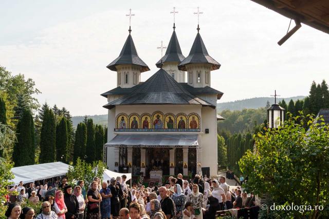 (Video) Sobor de ierarhi la sărbătoarea Sfintei Teodora de la Sihla, hramul Mănăstirii Sihăstria
