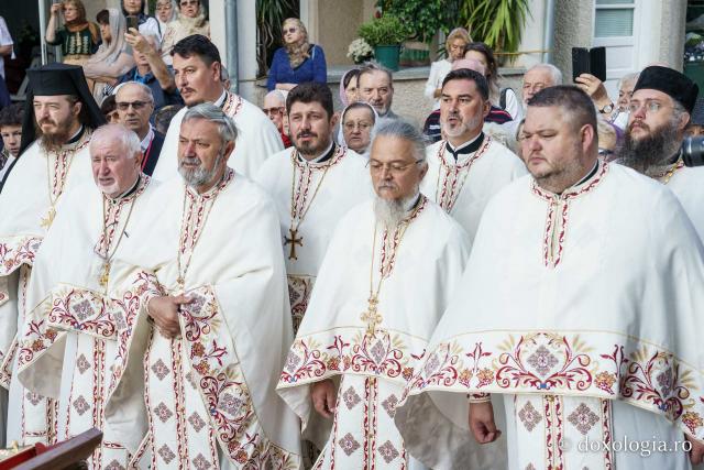 Biserica „Sfântul Ioan Botezătorul” din Piatra Neamț a fost îmbrăcată în veșmânt de har. Trei ierarhi au participat la resfințirea sfântului lăcaș