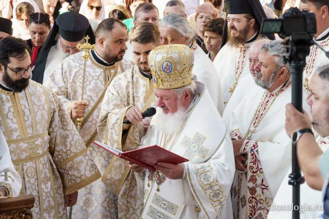 Biserica „Sfântul Ioan Botezătorul” din Piatra Neamț a fost îmbrăcată în veșmânt de har. Trei ierarhi au participat la resfințirea sfântului lăcaș
