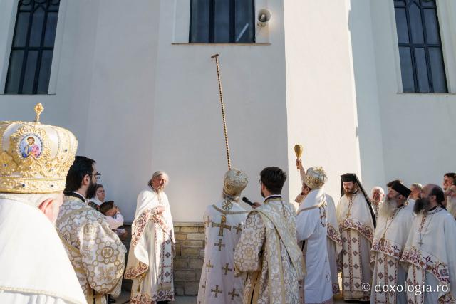 Biserica „Sfântul Ioan Botezătorul” din Piatra Neamț a fost îmbrăcată în veșmânt de har. Trei ierarhi au participat la resfințirea sfântului lăcaș