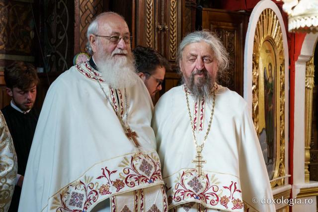 Biserica „Sfântul Ioan Botezătorul” din Piatra Neamț a fost îmbrăcată în veșmânt de har. Trei ierarhi au participat la resfințirea sfântului lăcaș