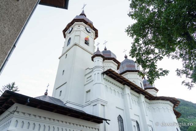 Biserica „Sfântul Ioan Botezătorul” din Piatra Neamț a fost îmbrăcată în veșmânt de har. Trei ierarhi au participat la resfințirea sfântului lăcaș