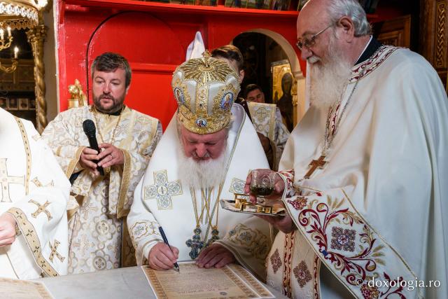 Biserica „Sfântul Ioan Botezătorul” din Piatra Neamț a fost îmbrăcată în veșmânt de har. Trei ierarhi au participat la resfințirea sfântului lăcaș