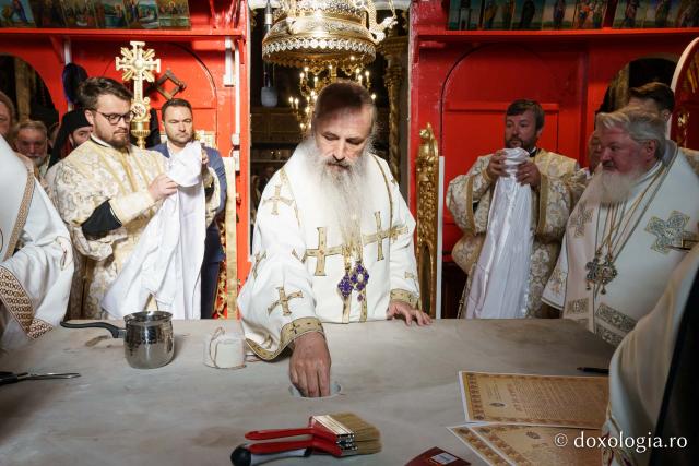 Biserica „Sfântul Ioan Botezătorul” din Piatra Neamț a fost îmbrăcată în veșmânt de har. Trei ierarhi au participat la resfințirea sfântului lăcaș