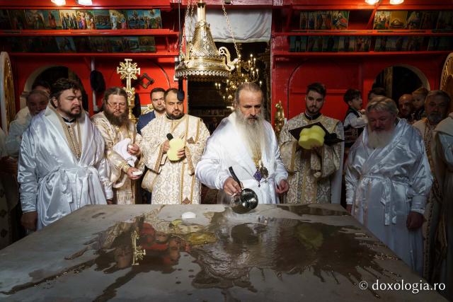 Biserica „Sfântul Ioan Botezătorul” din Piatra Neamț a fost îmbrăcată în veșmânt de har. Trei ierarhi au participat la resfințirea sfântului lăcaș