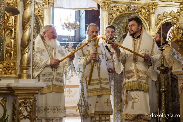 Biserica „Sfântul Ioan Botezătorul” din Piatra Neamț a fost îmbrăcată în veșmânt de har. Trei ierarhi au participat la resfințirea sfântului lăcaș