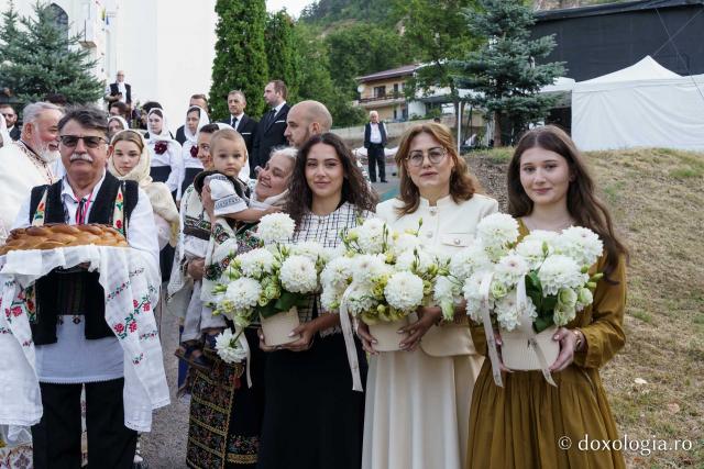 Biserica „Sfântul Ioan Botezătorul” din Piatra Neamț a fost îmbrăcată în veșmânt de har. Trei ierarhi au participat la resfințirea sfântului lăcaș
