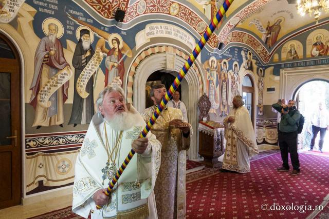 Biserica „Sfântul Ioan Botezătorul” din Piatra Neamț a fost îmbrăcată în veșmânt de har. Trei ierarhi au participat la resfințirea sfântului lăcaș