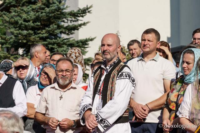 Biserica „Sfântul Ioan Botezătorul” din Piatra Neamț a fost îmbrăcată în veșmânt de har. Trei ierarhi au participat la resfințirea sfântului lăcaș