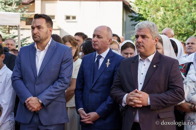 Biserica „Sfântul Ioan Botezătorul” din Piatra Neamț a fost îmbrăcată în veșmânt de har. Trei ierarhi au participat la resfințirea sfântului lăcaș