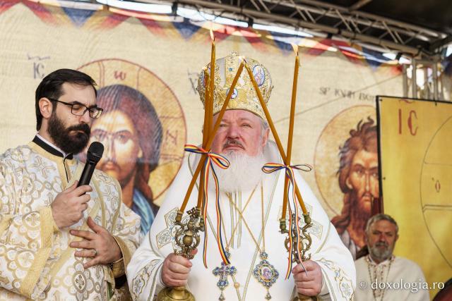 Biserica „Sfântul Ioan Botezătorul” din Piatra Neamț a fost îmbrăcată în veșmânt de har. Trei ierarhi au participat la resfințirea sfântului lăcaș