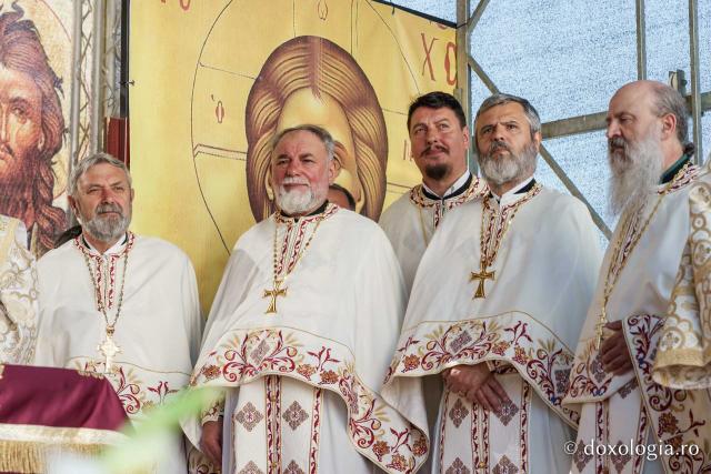Biserica „Sfântul Ioan Botezătorul” din Piatra Neamț a fost îmbrăcată în veșmânt de har. Trei ierarhi au participat la resfințirea sfântului lăcaș