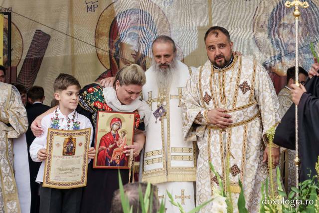 Biserica „Sfântul Ioan Botezătorul” din Piatra Neamț a fost îmbrăcată în veșmânt de har. Trei ierarhi au participat la resfințirea sfântului lăcaș