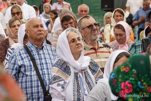 Biserica „Sfântul Ioan Botezătorul” din Piatra Neamț a fost îmbrăcată în veșmânt de har. Trei ierarhi au participat la resfințirea sfântului lăcaș
