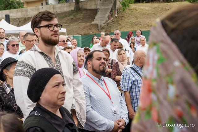 Biserica „Sfântul Ioan Botezătorul” din Piatra Neamț a fost îmbrăcată în veșmânt de har. Trei ierarhi au participat la resfințirea sfântului lăcaș