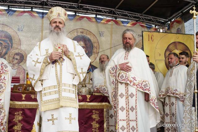 Biserica „Sfântul Ioan Botezătorul” din Piatra Neamț a fost îmbrăcată în veșmânt de har. Trei ierarhi au participat la resfințirea sfântului lăcaș