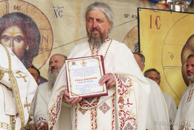 Biserica „Sfântul Ioan Botezătorul” din Piatra Neamț a fost îmbrăcată în veșmânt de har. Trei ierarhi au participat la resfințirea sfântului lăcaș