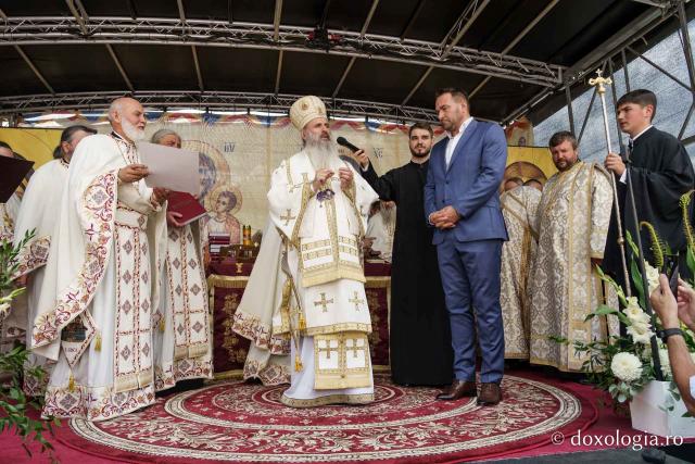 Biserica „Sfântul Ioan Botezătorul” din Piatra Neamț a fost îmbrăcată în veșmânt de har. Trei ierarhi au participat la resfințirea sfântului lăcaș