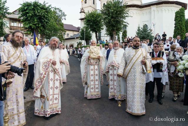 Biserica „Sfântul Ioan Botezătorul” din Piatra Neamț a fost îmbrăcată în veșmânt de har. Trei ierarhi au participat la resfințirea sfântului lăcaș