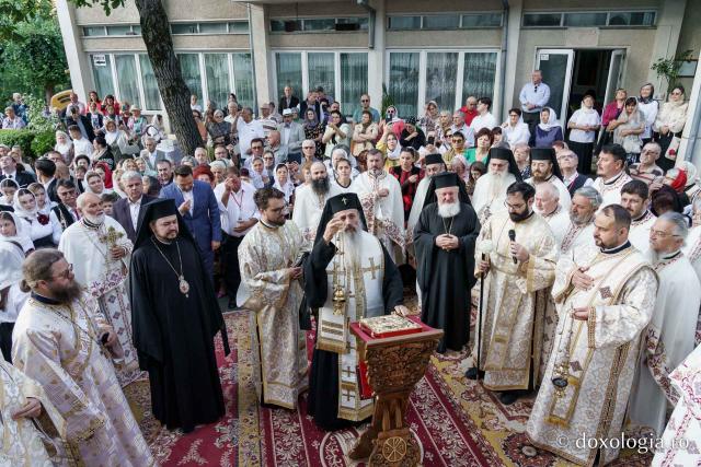 Biserica „Sfântul Ioan Botezătorul” din Piatra Neamț a fost îmbrăcată în veșmânt de har. Trei ierarhi au participat la resfințirea sfântului lăcaș