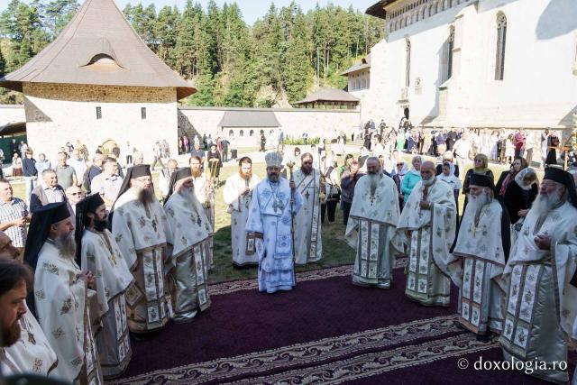Bucurie duhovnicească la hramul Mănăstirii Bistrița – Neamț