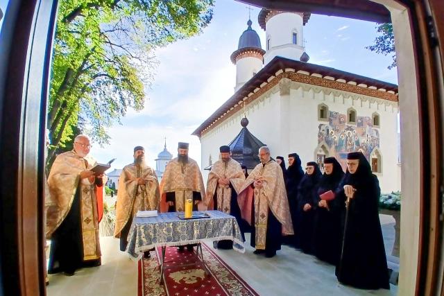 Altarul de vară al Mănăstirii Văratec a fost sfințit înaintea hramului și a proclamării locale a canonizării noilor sfinte