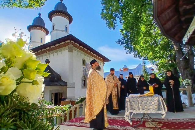 Altarul de vară al Mănăstirii Văratec a fost sfințit înaintea hramului și a proclamării locale a canonizării noilor sfinte