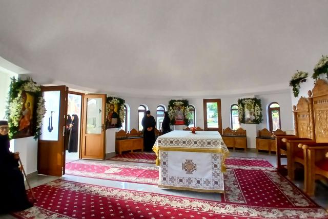 Altarul de vară al Mănăstirii Văratec a fost sfințit înaintea hramului și a proclamării locale a canonizării noilor sfinte