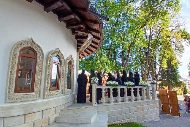 Altarul de vară al Mănăstirii Văratec a fost sfințit înaintea hramului și a proclamării locale a canonizării noilor sfinte