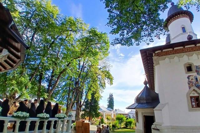 Altarul de vară al Mănăstirii Văratec a fost sfințit înaintea hramului și a proclamării locale a canonizării noilor sfinte