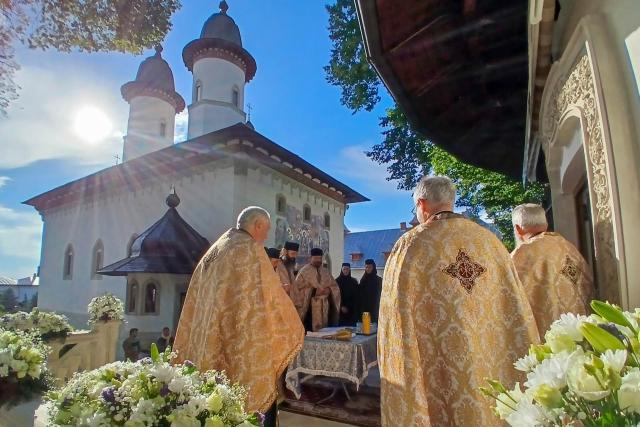 Altarul de vară al Mănăstirii Văratec a fost sfințit înaintea hramului și a proclamării locale a canonizării noilor sfinte