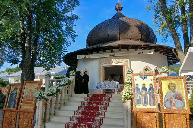 Altarul de vară al Mănăstirii Văratec a fost sfințit înaintea hramului și a proclamării locale a canonizării noilor sfinte
