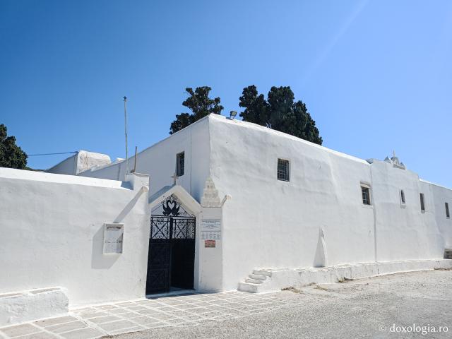 Închinare în Biserica „Sfântul Arsenie din Paros” – locul unde se află mormântului Cuviosului