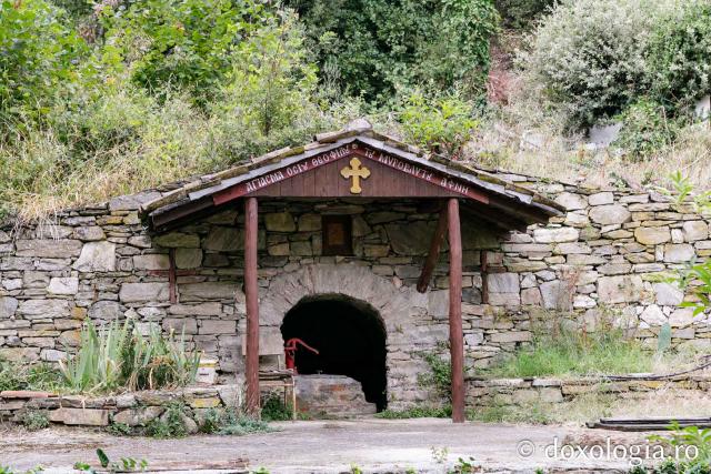 Chilia Cuviosului Teofil, Izvorâtorul de Mir – Kapsala, Athos