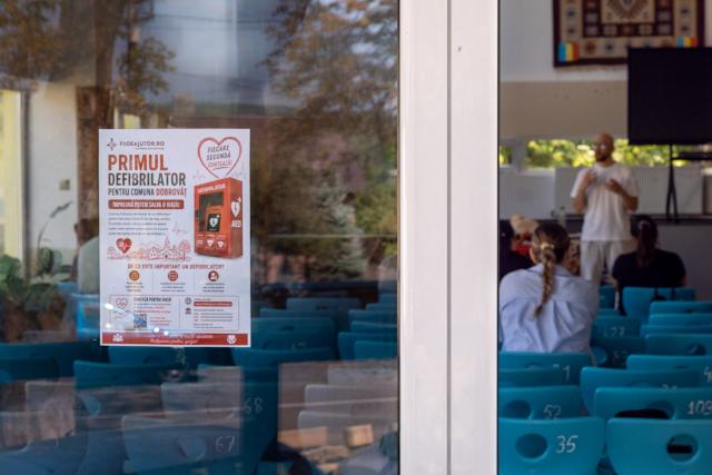 Comunitatea din Dobrovăț se pregătește să salveze vieți. Campania pentru achiziționarea primului defibrilator din comună continuă