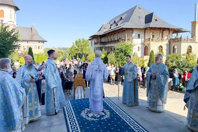 IPS Teofan a slujit la hramul Mănăstirii Zosin, de sărbătoarea Adormirii Maicii Domnului