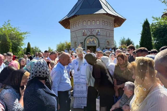 IPS Teofan a slujit la hramul Mănăstirii Zosin, de sărbătoarea Adormirii Maicii Domnului