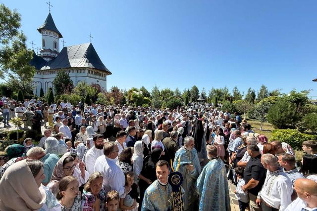 IPS Teofan a slujit la hramul Mănăstirii Zosin, de sărbătoarea Adormirii Maicii Domnului