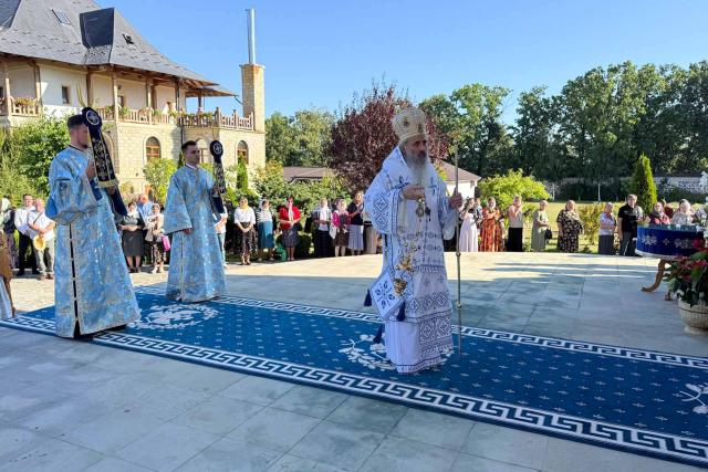IPS Teofan a slujit la hramul Mănăstirii Zosin, de sărbătoarea Adormirii Maicii Domnului