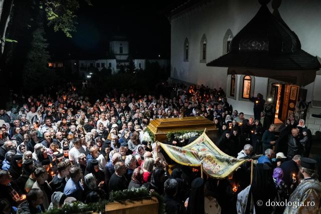 „Nu lipsi, Stăpâna noastră, privind spre noi” – procesiunea cu Epitaful Maicii Domnului la Mănăstirea Văratec