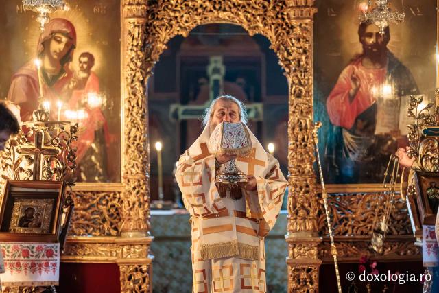Distincția „Crucea Sfântului Mitropolit Dosoftei pentru mireni”, oferită inspectorului de Religie din Iași
