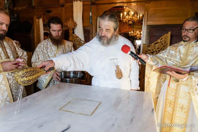 Biserica Parohiei Podolenii de Sus a fost târnosită „Noi nu am început această poveste, am primit-o, am primit această biserică de la cei care au fost înaintea noastră”