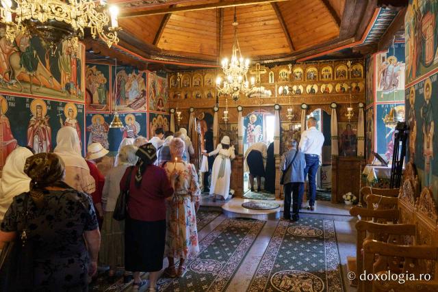 Biserica Parohiei Podolenii de Sus a fost târnosită „Noi nu am început această poveste, am primit-o, am primit această biserică de la cei care au fost înaintea noastră”