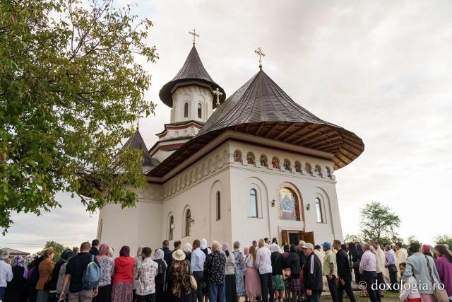 Biserica din Moreni – Prisăcani a primit astăzi veșmânt de lumină: „Cel care crede în Domnul are o haină frumoasă pentru viață”