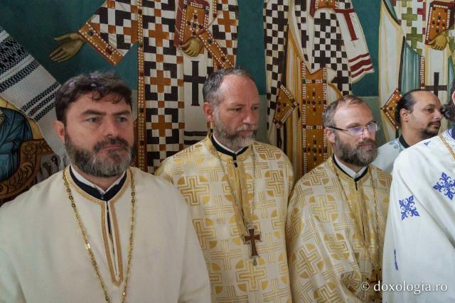 Biserica din Moreni – Prisăcani a primit astăzi veșmânt de lumină: „Cel care crede în Domnul are o haină frumoasă pentru viață”