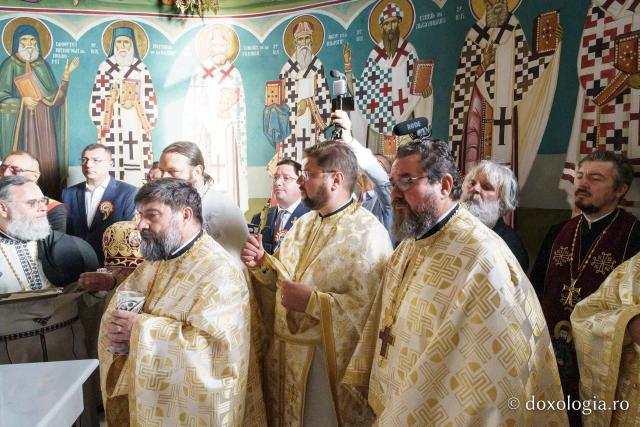 Biserica din Moreni – Prisăcani a primit astăzi veșmânt de lumină: „Cel care crede în Domnul are o haină frumoasă pentru viață”