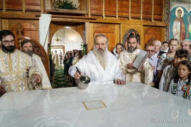 Biserica din Moreni – Prisăcani a primit astăzi veșmânt de lumină: „Cel care crede în Domnul are o haină frumoasă pentru viață”