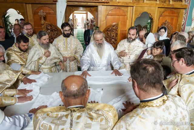 Biserica din Moreni – Prisăcani a primit astăzi veșmânt de lumină: „Cel care crede în Domnul are o haină frumoasă pentru viață”