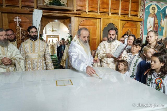 Biserica din Moreni – Prisăcani a primit astăzi veșmânt de lumină: „Cel care crede în Domnul are o haină frumoasă pentru viață”