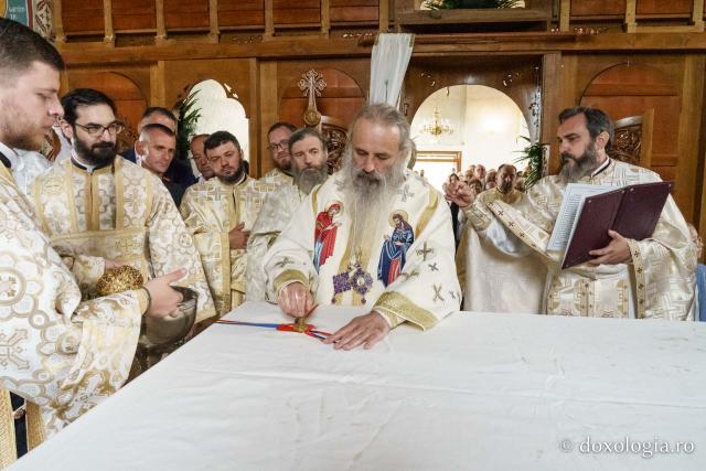 Biserica din Moreni – Prisăcani a primit astăzi veșmânt de lumină: „Cel care crede în Domnul are o haină frumoasă pentru viață”
